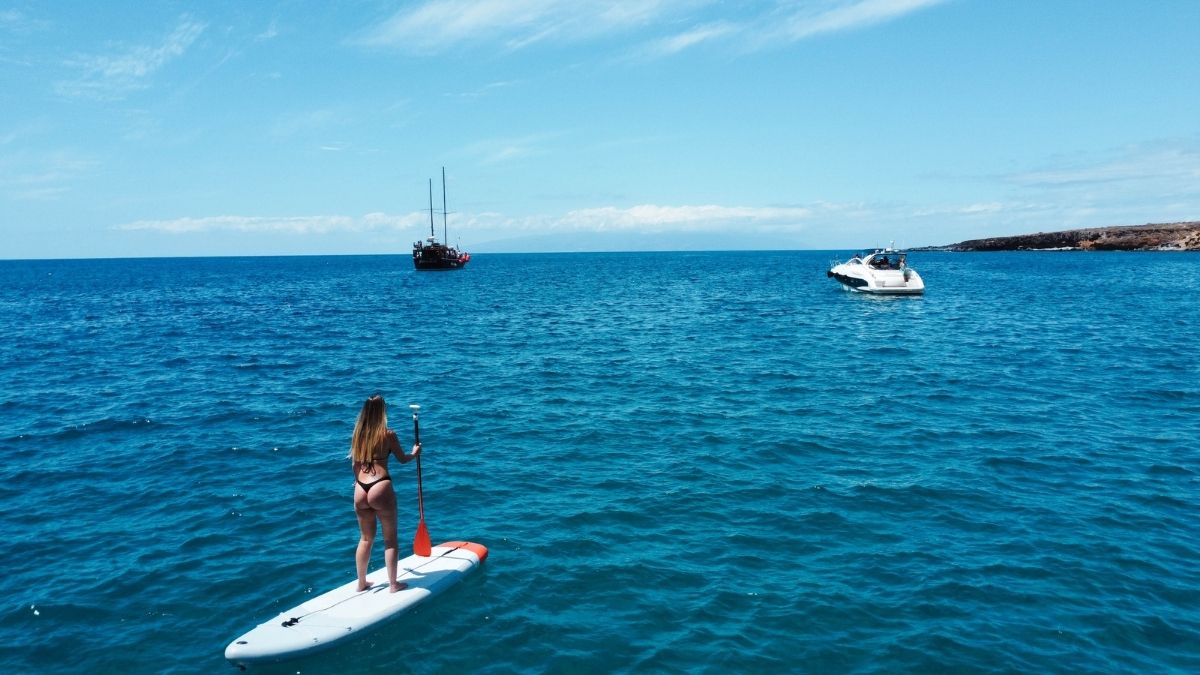 Una persona en paddle surf a lo lejos