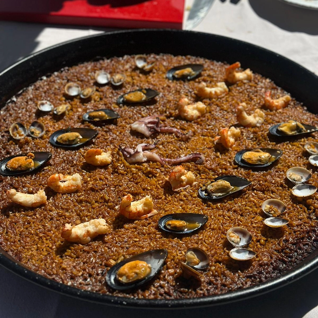 Paella de marisco en la paellera
